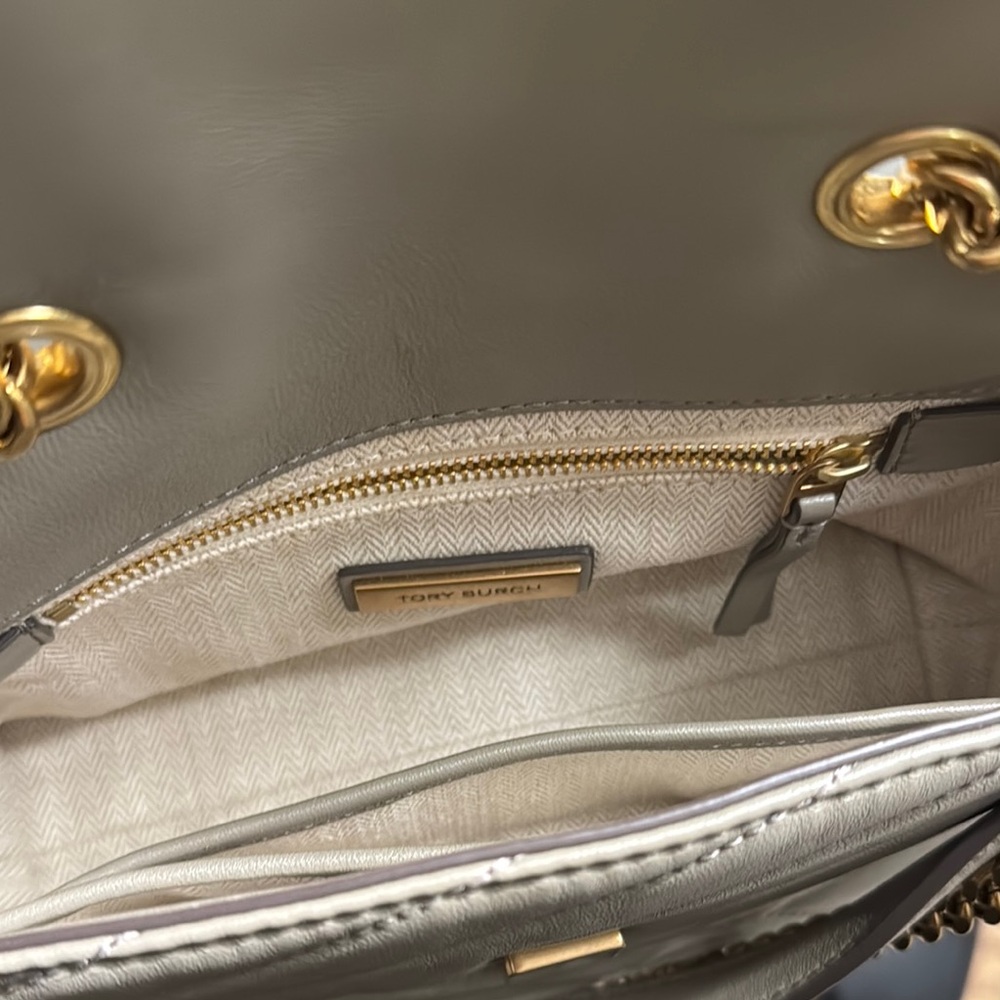 Tory Burch Grey Shoulder Bag with Quilted Chevron Design and Gold Logo - Picture 3 of 6